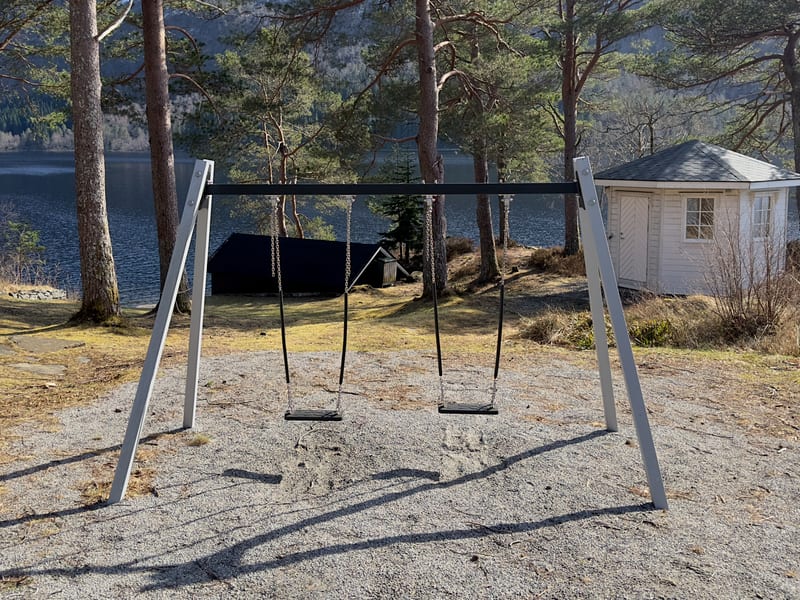 Leikeområde med husker mellom trea på området