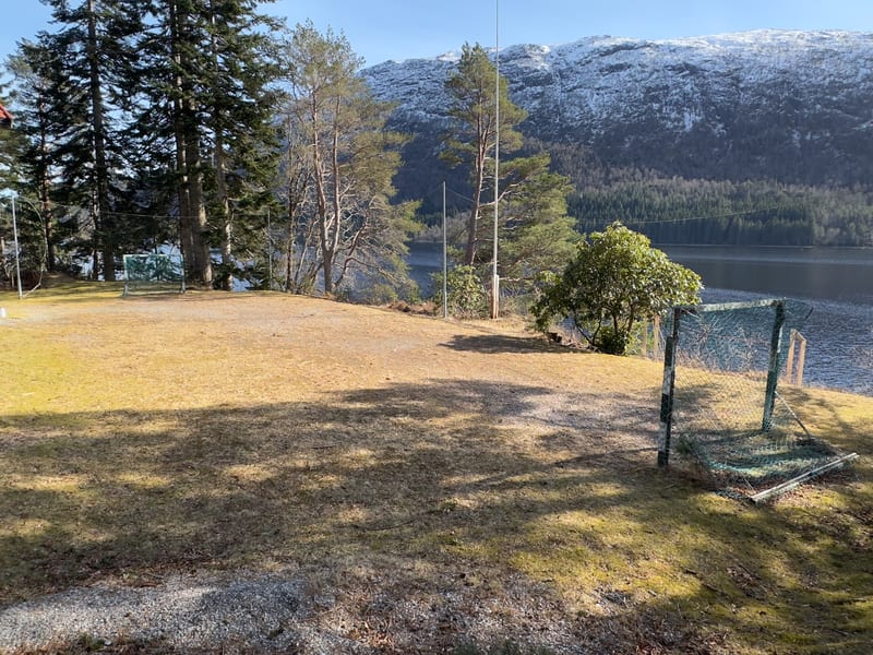Stille uteområde med utsikt mot vatn og fjell
