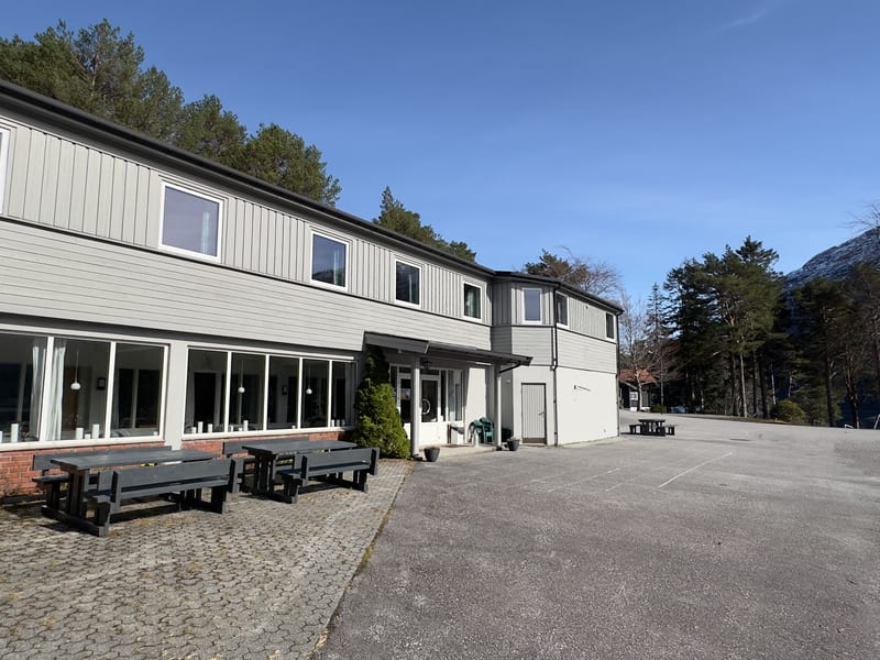 Hovudbygget med inngangsparti og uteområde