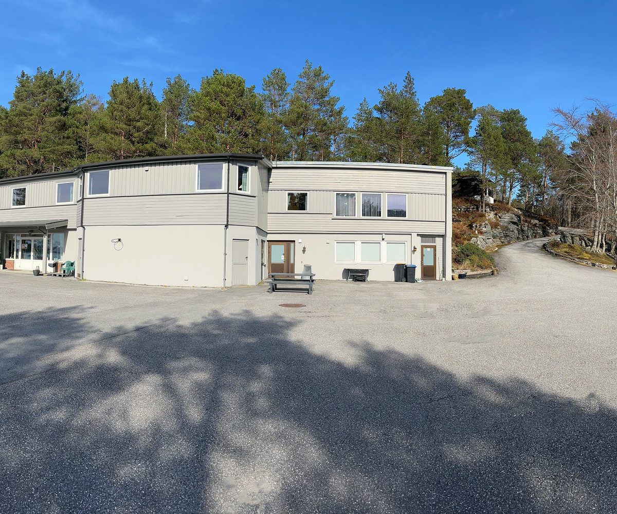 Vid oversikt over hovudbygget og uteområdet ved skogen